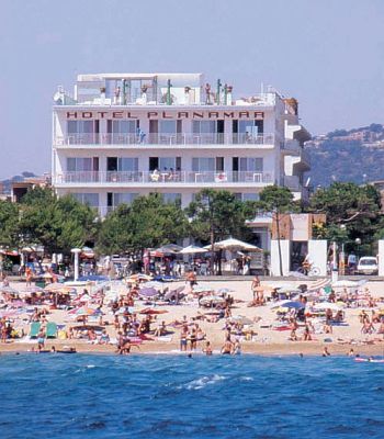 Detingut per estafar 9.000 euros a un hotel de Platja d’Aro amb un grup de turistes