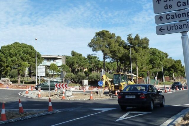 La nova rotonda de distribució que dóna accés a les urbanitzacions ja està en funcionament.