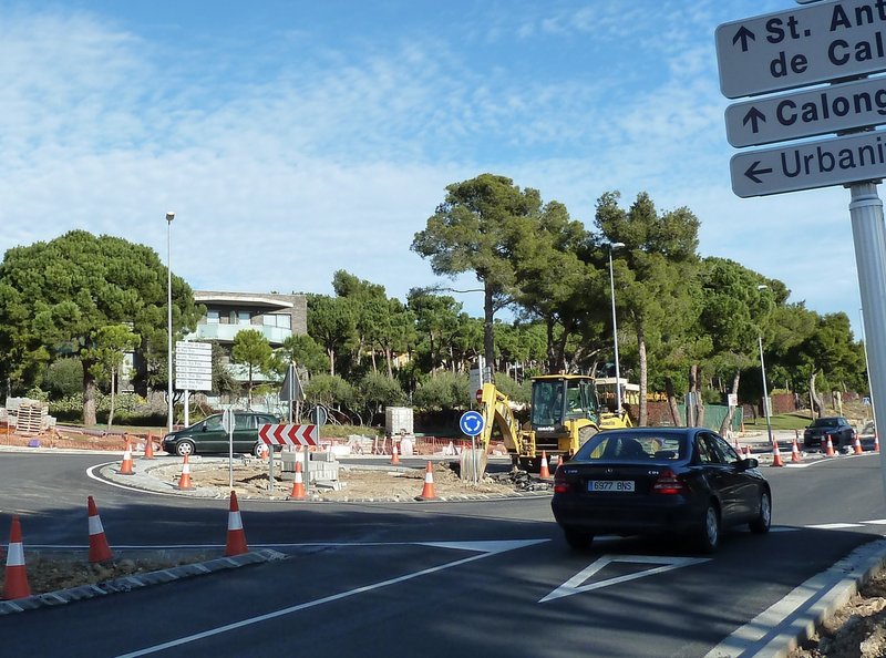 La nova rotonda de distribució que dóna accés a les urbanitzacions ja està en funcionament.