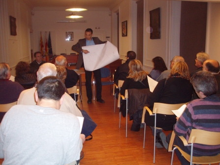 Una trentena de veïns s’interessen per conèixer els canvis de la xarxa d’aigua potable a Sant Feliu