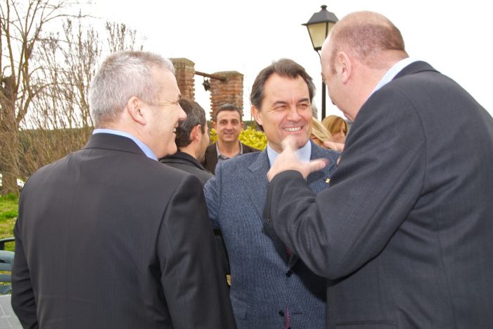 Joan Alfons Albó planteja els reptes de futur de Sant Feliu al President Artur Mas