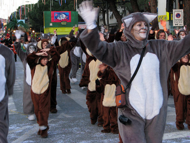 Milers de persones participen de la disbauxa del carnestoltes