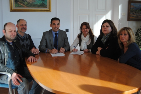 L’Associació de Comerciants de Sant Feliu Signa Conveni amb L’Ajuntament. L’Associació de Comerciants de Sant Feliu Signa Conveni amb L’Ajuntament.