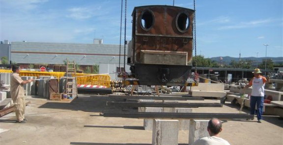 Restauren la màquina del carrilet de Sant Feliu que estava exposada a Girona