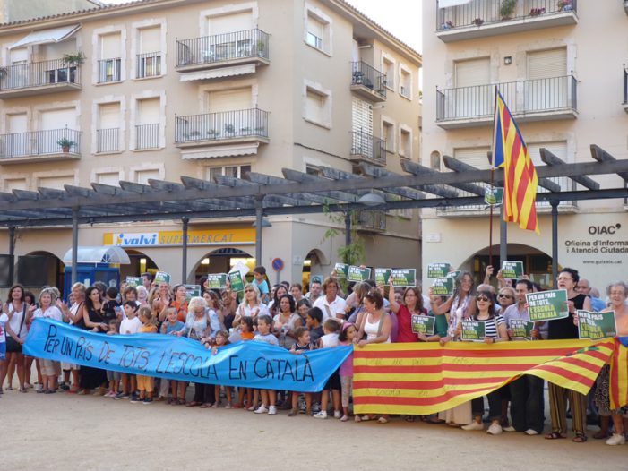 Unes 250 persones manifesten en favor de l’escola en català