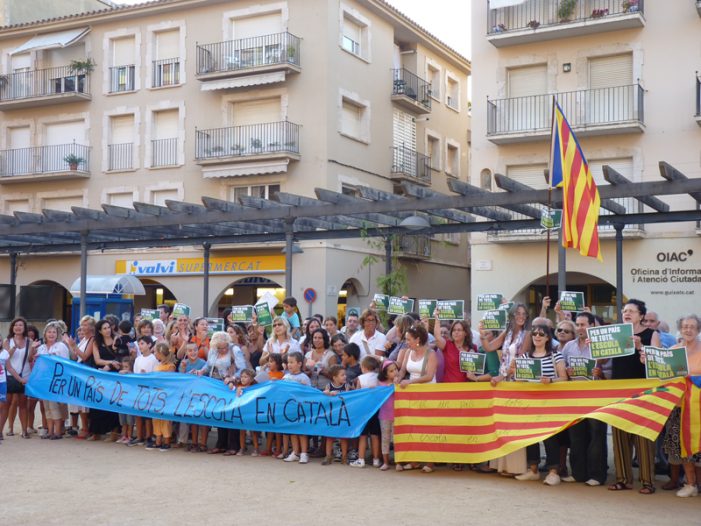Unes 250 persones manifesten en favor de l’escola en català Unes 250 persones manifesten en favor de l’escola en català