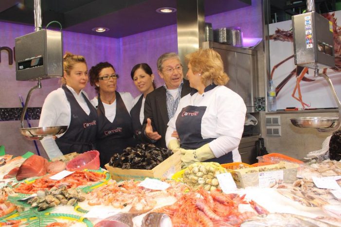 Joan Pera visita el mercat abans de la seva representació Joan Pera visita el mercat abans de la seva representació