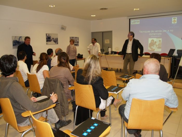 Una dotzena d’emprenedors participen a la jornada “Vendes per a no comercials”