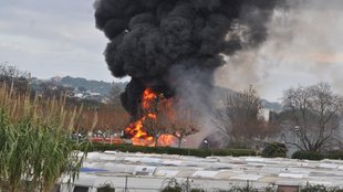 Foc i gran fumarola prop d’un càmping Foc i gran fumarola prop d’un càmping