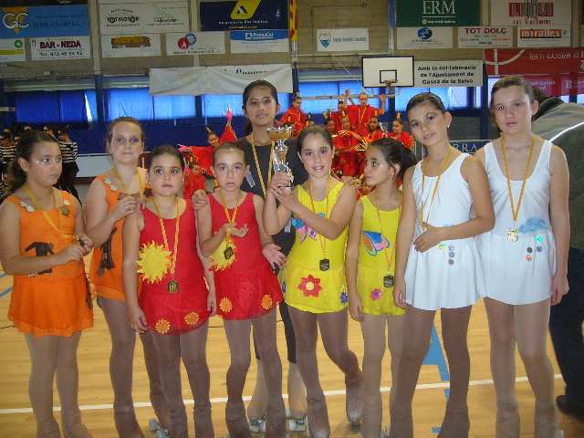 Les patinadores del Club Patinage Cristinenc fan el primer lloc del grup xou petits