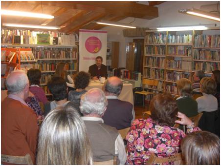 L’escriptor Ramon Solsona visita la biblioteca municipal de Santa Cristina