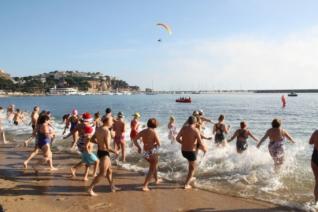 Uns 160 banyistes desafien el fred a Sant Feliu de Guíxols