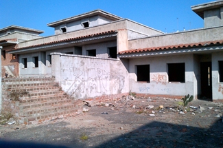 Una altra postal magnífica: l´edificació abandonada al costat de l´Hipermercat Esclat Una altra postal magnífica: l´edificació abandonada al costat de l´Hipermercat Esclat