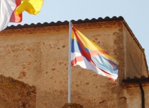 Crida l’atenció una nova bandera que oneja en una de les torres del Monestir de SFG