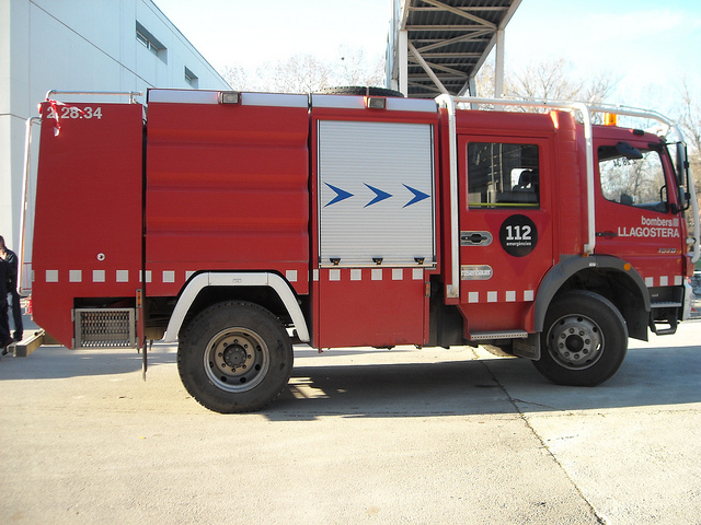 Un incendi calcina dos cotxes en un pàrquing proper al CAP