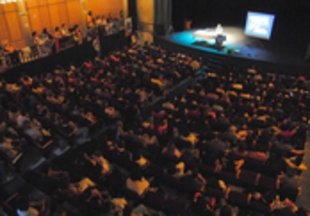 El pediatre Carlos González fa ple al teatre El pediatre Carlos González fa ple al teatre