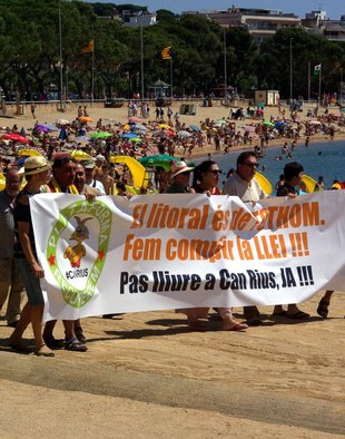 Manifestació a Sant Feliu de Guíxols per l’accés a la platja