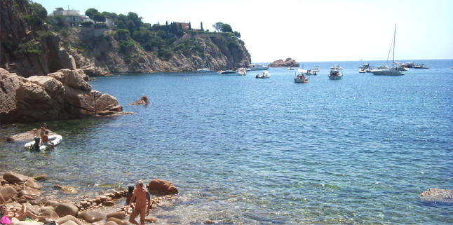 Els banyistes denuncien que les barques entren impunement a les cales protegides de Sant Feliu