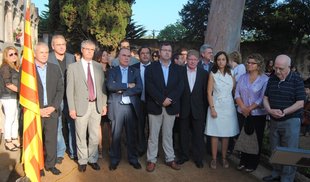 Clam pel dret a decidir a Sant Feliu a l’ofrena floral al president Josep Irla Clam pel dret a decidir a Sant Feliu a l’ofrena floral al president Josep Irla