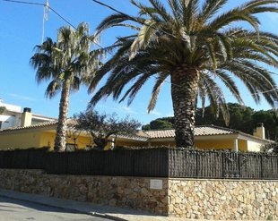 Tres encaputxats lliguen un veí de Sant Feliu a casa seva i li roben 5.000 euros