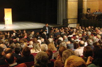 500 persones omplen el Teatre Municipal de Sant Feliu de Guíxols per escoltar Oriol Junqueras