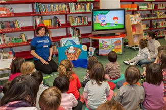 Una trentena d´infants s´apleguen a la Biblioteca per escoltar contes en anglès