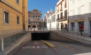 Multen un pàrquing que no pagava llum ni ascensor