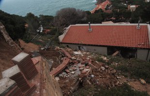 Sant Feliu reclama als amos d’un xalet l’import de refer el mur de Sant Elm