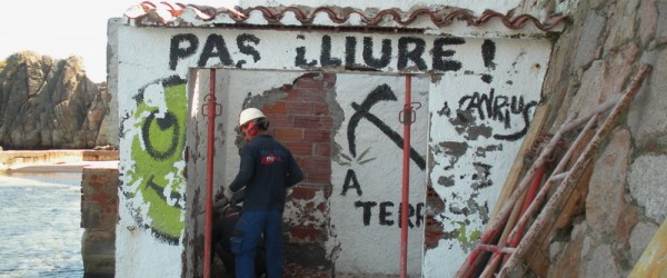 Comença l’enderroc del mur de Can Rius Comença l’enderroc del mur de Can Rius