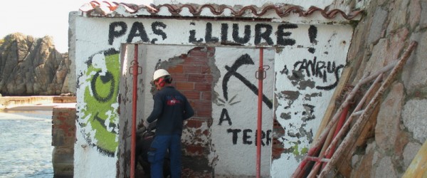 Comença l’enderroc del mur de Can Rius