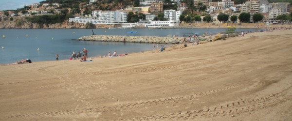 Més sorra a la platja de Sant Feliu Més sorra a la platja de Sant Feliu