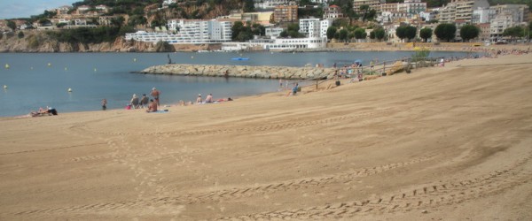 Més sorra a la platja de Sant Feliu