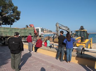 Inici del trasllat de sorra de Begur a Sant Feliu