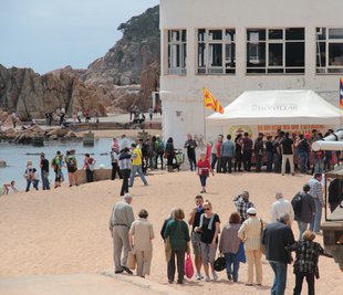 Sant Feliu es fa seva la platja de Can Rius