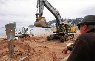 La maquinària ocupa la platja de Sant Feliu de Guíxols