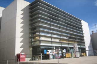 Presentació del llibre Soluciones a la(s) crisis, i l´hora del conte en anglès a la Biblioteca Municipal