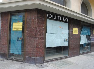 Netegen les façanes dels hotels Anlló a Sant Feliu