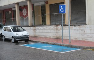 El govern de Sant Feliu vol endreçar l’ús de places de pàrquing de discapacitats