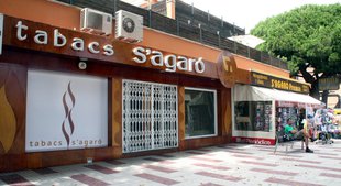 Encasten una furgoneta en un estanc per saquejar-lo