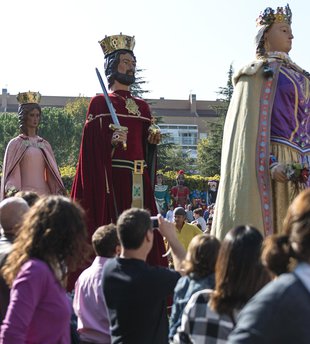 Festa i música pels carrers en la cercavila de gegants