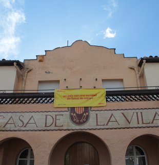 Les banderes sostretes a Santa Cristina porten cua