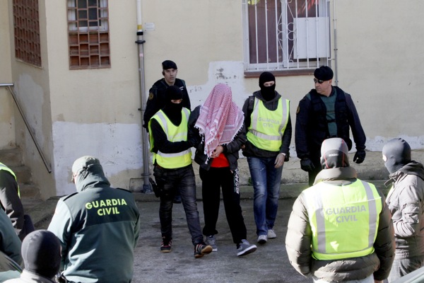 El jove detingut a Sant Feliu va mostrar un cartell progihadisme El jove detingut a Sant Feliu va mostrar un cartell progihadisme