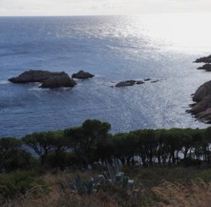 Sant Feliu de Guíxols. Illots de les Balelles, on Freixenet vol fermentar vi sota l'aigua per estudiar les característiques del procés