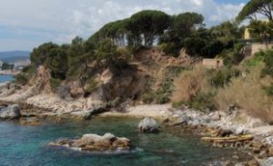 Platja d'Aro. Cala Canyers. Camí de ronda tallat per esllavissades des de la nevada de 2010, tram pendent de reobrir entre la Cala del Pi i la Cala Belladona