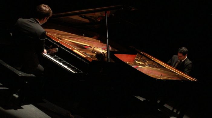 Duet de piano clàssic a la Porta Ferrada