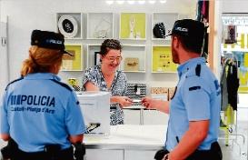 Platja d´Aro reparteix 3.000 imants i adhesius amb el telèfon policial
