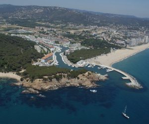 Castell-Platja d'Aro. Vista aèria de la marina Port d'Aro, des de la Conca i Punta Prima