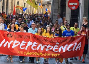 Girona. 11S V . Plaça del Vi. Inici d'actes de la Diada amb manifest i cantada dels Segadors a la plaça del Vi. Després inici de la manifestació de l'11 de setembre a Girona, a partir de les 12.30.