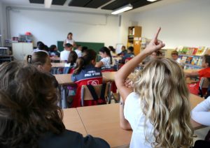 Castell d'Aro. Fer fotos de l'inici del curs a l'escola Vall d'Aro, que es posa en funcionament en mòduls prefabricats. Anar-hi abans de les 9 per afagar l'entrada dels nens. Un cop allà, demanu si podeu fer fotos a dins.