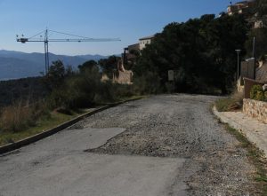 Castell-Platja d'Aro. Carrers de la urbanització el Mas Nou - Mas Semís, que s'enfila per les Gavarres. Els veïns hauran de pagar les obres de reurbanització i millora amb quotes urbanístiques